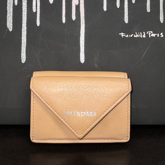 Balenciaga RARE beige envelope style mini wallet! - Picture 2 of 5